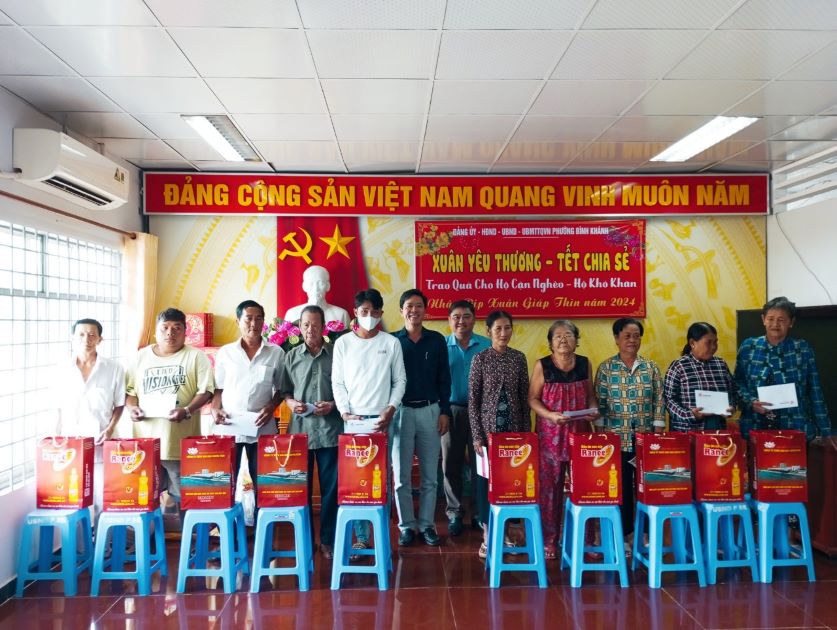 TRAO QUÀ TẾT CHO HỘ CẬN NGHÈO TẠI PHƯỜNG BÌNH KHÁNH