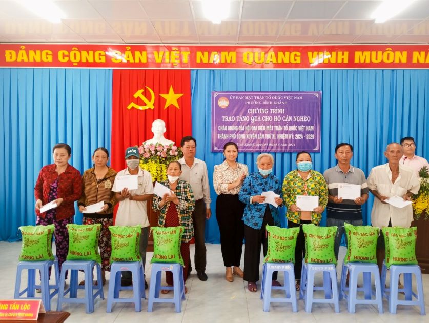 Ban Thường trực Uỷ ban MTTQVN phường Bình Khánh tổ chức cấp phát quà gồm gạo và tiền mặt cho hộ cận nghèo trên địa bàn phường