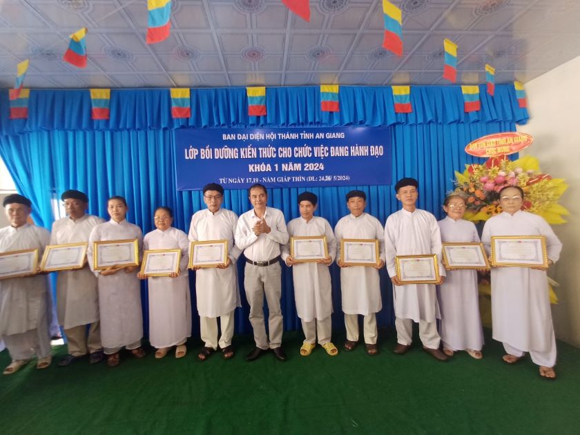 Lễ bế giảng lớp bồi dưỡng về tôn giáo cho chức sắc, chức việc chuyên hoạt động tôn giáo 