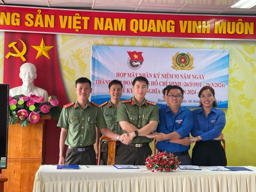 ĐOÀN THANH NIÊN PHƯỜNG BÌNH KHÁNH, BÌNH ĐỨC KÝ KẾT NGHĨA VỚI CHI ĐOÀN PHÒNG TỔ CHỨC, CÁN BỘ VÀ CHI ĐOÀN PHÒNG HẬU CẦN CÔNG AN TỈNH