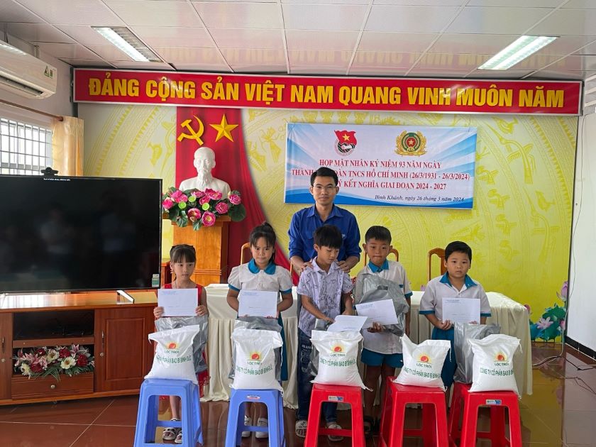 ĐOÀN THANH NIÊN PHƯỜNG BÌNH KHÁNH, BÌNH ĐỨC KÝ KẾT NGHĨA VỚI CHI ĐOÀN PHÒNG TỔ CHỨC, CÁN BỘ VÀ CHI ĐOÀN PHÒNG HẬU CẦN CÔNG AN TỈNH