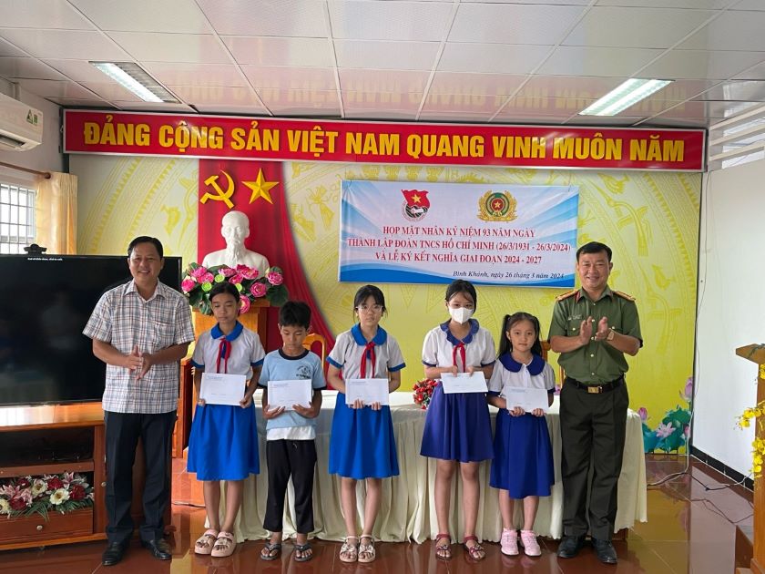 ĐOÀN THANH NIÊN PHƯỜNG BÌNH KHÁNH, BÌNH ĐỨC KÝ KẾT NGHĨA VỚI CHI ĐOÀN PHÒNG TỔ CHỨC, CÁN BỘ VÀ CHI ĐOÀN PHÒNG HẬU CẦN CÔNG AN TỈNH