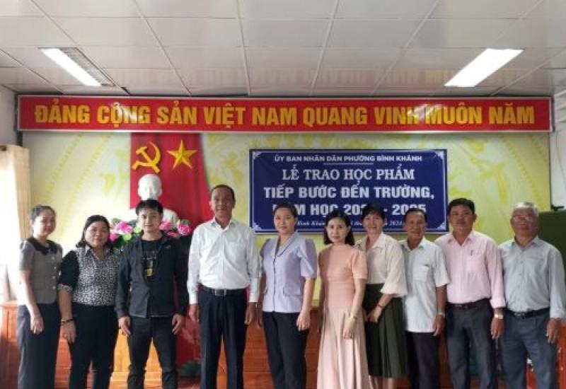 Phường Bình Khánh trao học phẩm tiếp bước đến trường, năm học 2024 – 2025
