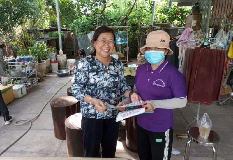 Chiến dịch diệt lăng quăng dựa vào cộng đồng đợt III/2024" tại khóm Bình Khánh 3, phường Bình Khánh