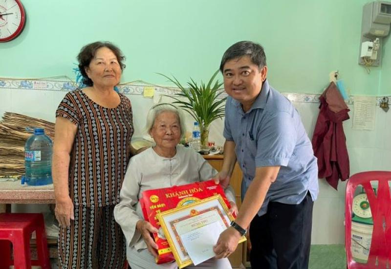 Phường Bình Khánh tổ chức đoàn thăm chúc thọ, mừng thọ nhân ngày Quốc tế Người cao tuổi 0110