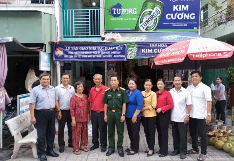 TRAO TẶNG NHÀ ĐẠI ĐOÀN KẾT CHO HỘ CẬN NGHÈO TẠI PHƯỜNG BÌNH KHÁNH