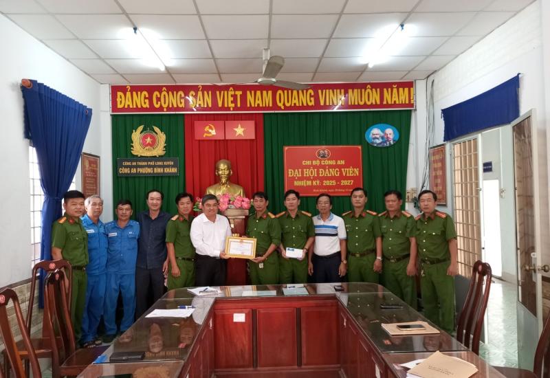 KHEN THƯỞNG NÓNG CHO LỰC LƯỢNG TRUY XÉT NHANH VỤ TRỘM CÁP TRÊN ĐỊA BÀN PHƯỜNG
