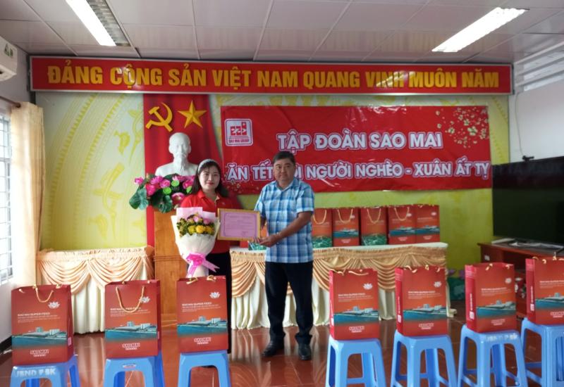 Tập đoàn Sao Mai trao quà tết cho hộ cận nghèo, hộ khó khăn tại phường Bình Khánh