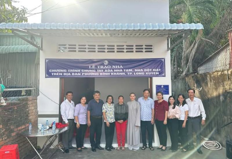 TRAO TẶNG NHÀ CHO HỘ CẬN NGHÈO TẠI PHƯỜNG BÌNH KHÁNH