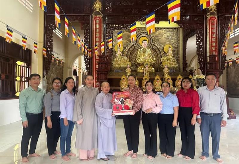 Bình  Khánh - Thăm và chúc Tết các cơ sở tôn giáo, thờ tự trên địa bàn! 