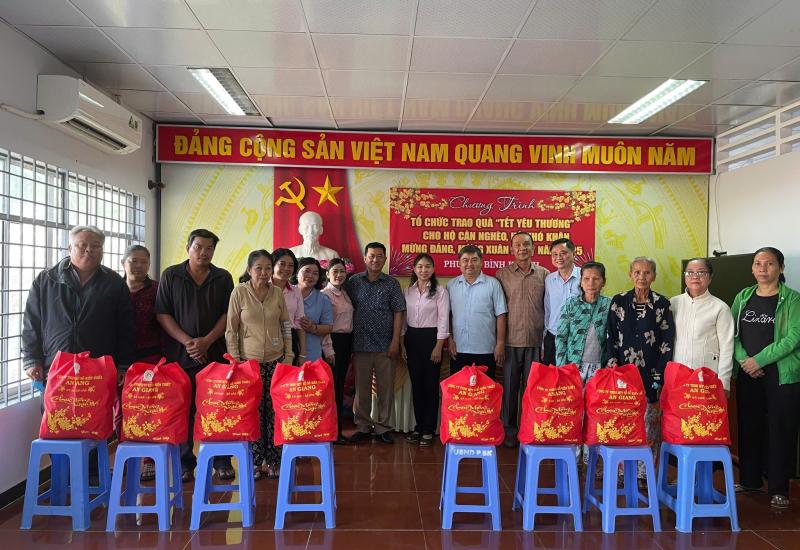 PHƯỜNG BÌNH KHÁNH TRAO, TẶNG QUÀ TẾT ẤT TỴ NĂM 2025 CHO HỘ CẬN NGHÈO VÀ HỘ KHÓ KHĂN