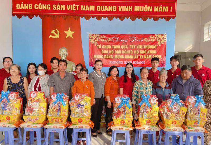 PHƯỜNG BÌNH KHÁNH TRAO, TẶNG QUÀ TẾT ẤT TỴ NĂM 2025 CHO HỘ CẬN NGHÈO VÀ HỘ KHÓ KHĂN