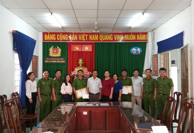 KHEN THƯỞNG NÓNG CHO TẬP THỂ, CHIẾN SĨ CÔNG AN PHƯỜNG TRONG VIỆC ĐẤU TRANH CHỐNG CHO VAY NẶNG LÃI
