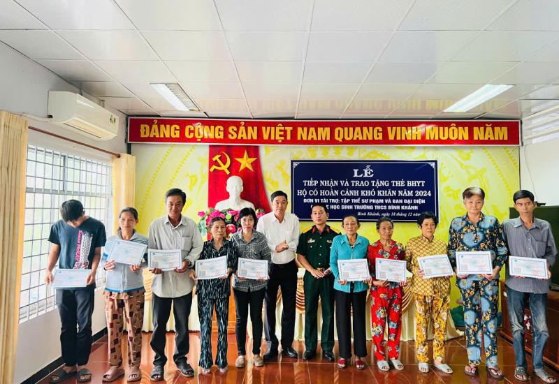 LỄ TIẾP NHẬN VÀ TRAO TẶNG THẺ BHYT CHO HỘ CÓ HOÀN CẢNH KHÓ KHĂN TRÊN ĐỊA BÀN PHƯỜNG
