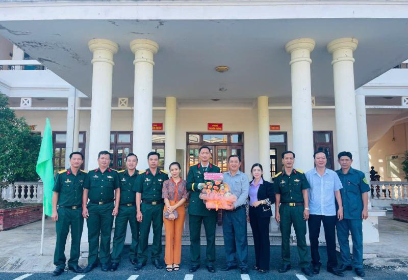 Đảng ủy - HĐND - UBND - UBMTTQVN phường Bình Khánh thăm, tặng quà và chúc  mừng kỷ niệm 80 năm Ngày thành lập Quân đội Nhân dân Việt Nam (22121944-22122024)