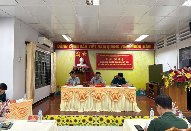Hội đồng NVQS phường Bình Khánh tổ chức bình nghị tuyển chọn công dân nam đủ điều kiện gọi nhập ngũ năm 2025